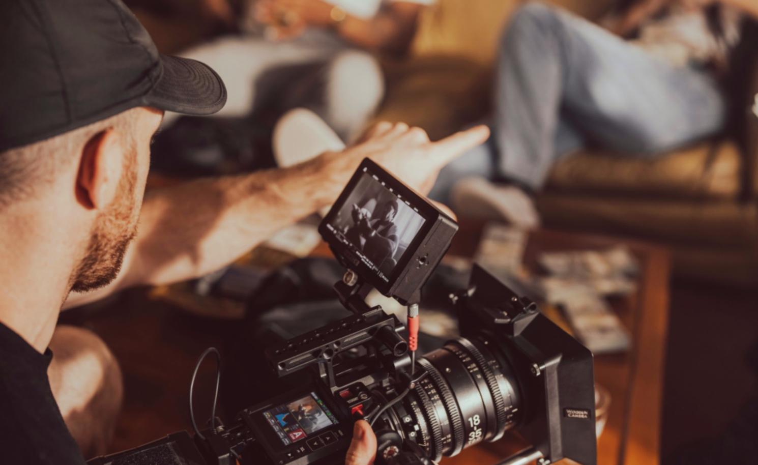 Студент працює над відеопроєктом