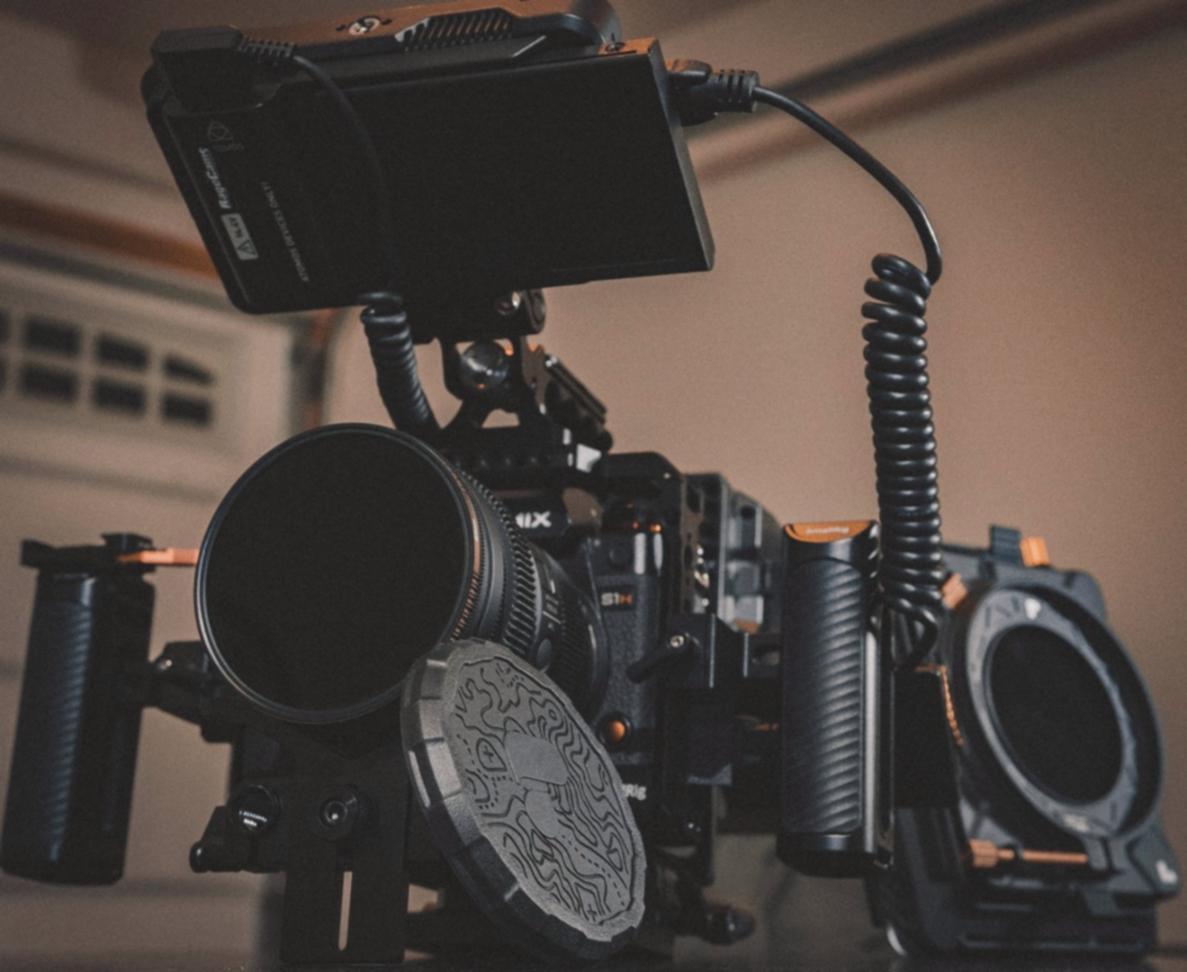 Студентка працює над таймлайном відеопроєкту в професійному редакторі