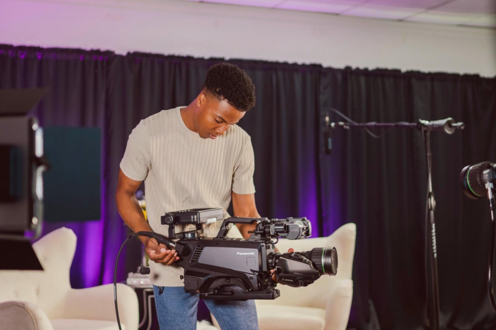 Робочий простір монтажера з кількома екранами та проєктами у процесі обробки